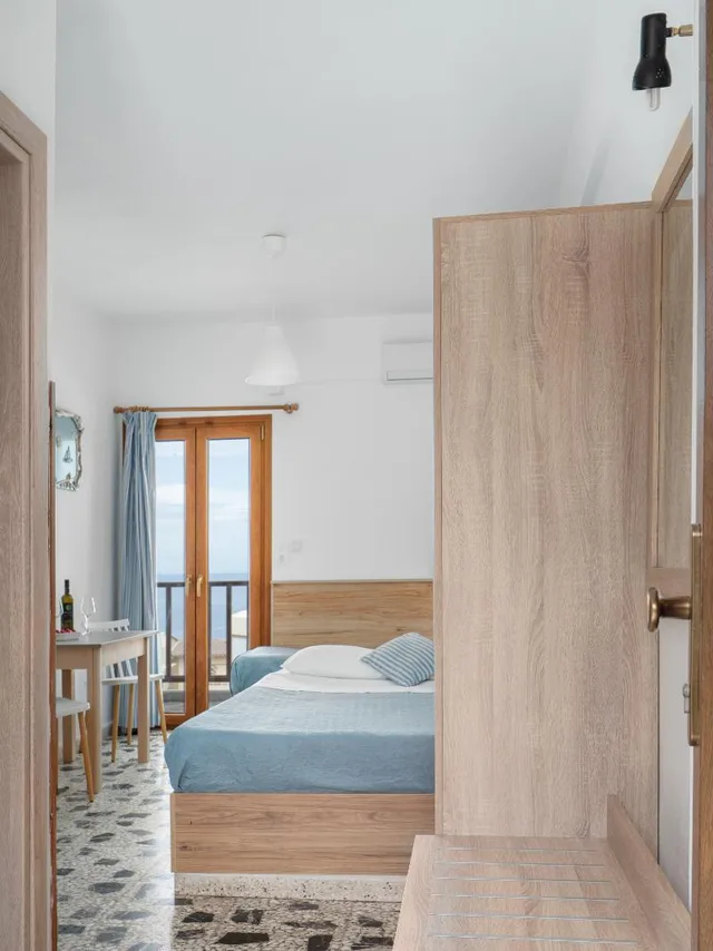 Standard, Spiros Soula Hotel 2/2
