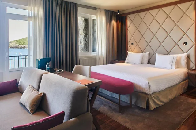 غرفة ديلوكس بسرير مزدوج بإطلالة على البحر، Hotel Silken Palacio Uribarren 1/10