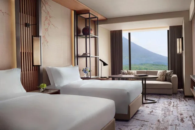 Higashiyama, Suite, Twin Beds, King Bed, Mountain View، Higashiyama Niseko Village, a Ritz-Carlton Reserve 2/2