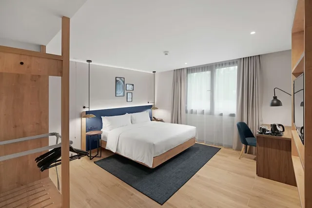 Room, King Bed, Accessible, Hilton Garden Inn Bucharest Airport 3/8