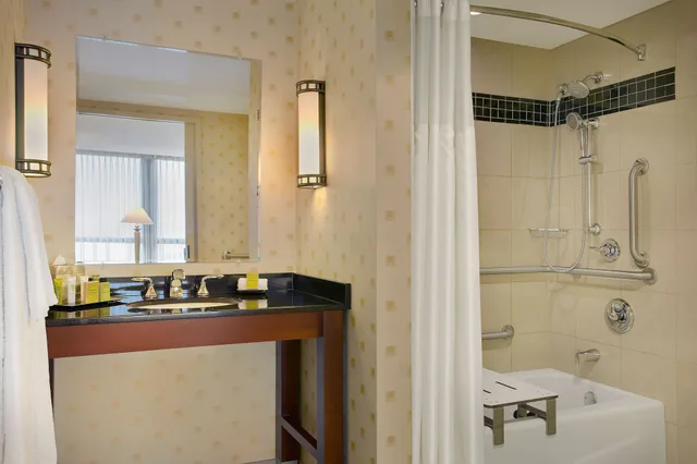 جناح عائلي بسرير كينج لذوي الإعاقة، Hilton Chicago OHare Airport 5/8