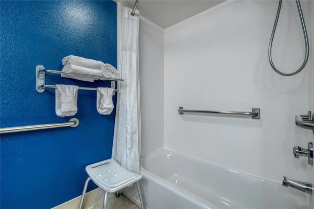 غرفة بسرير كينج بحوض استحمام لذوي الإعاقة، Best Western Fishers Indianapolis Area 6/6