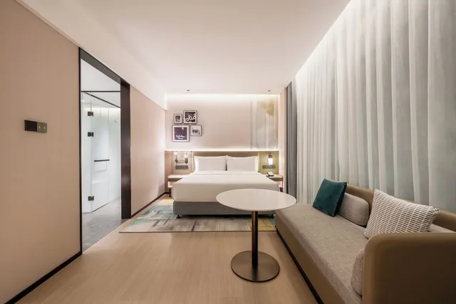 Standard, King Bed, Outdoor Living Area, Plunge Pool، Holiday Inn Shanghai Tourism Zone by IHG 3/4