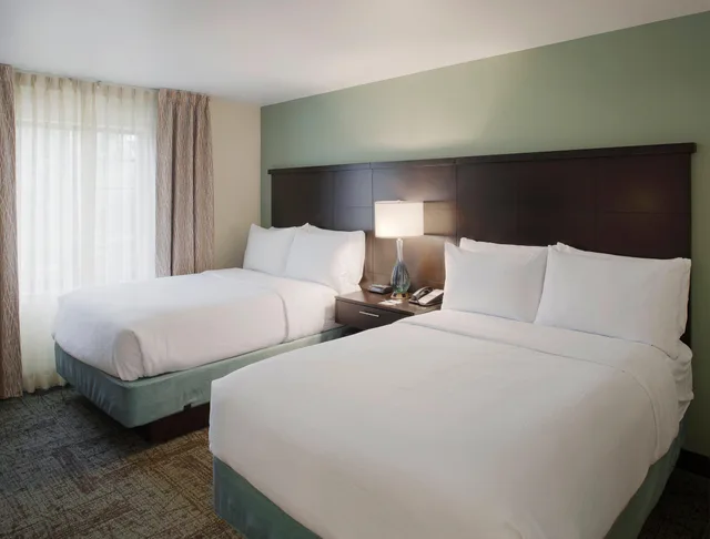 جناح بسريرين مزدوجين بغرفتي نوم مع أريكة، Staybridge Suites Fayetteville Univ of Arkansas 1/1