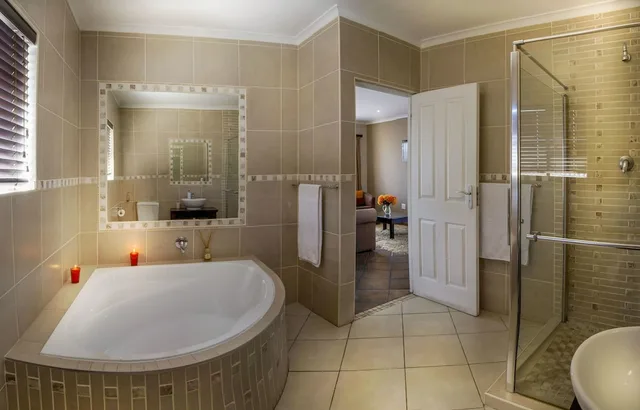 Luxury, Double Bed, Sofa, Lalapanzi Guest Lodge 3/3
