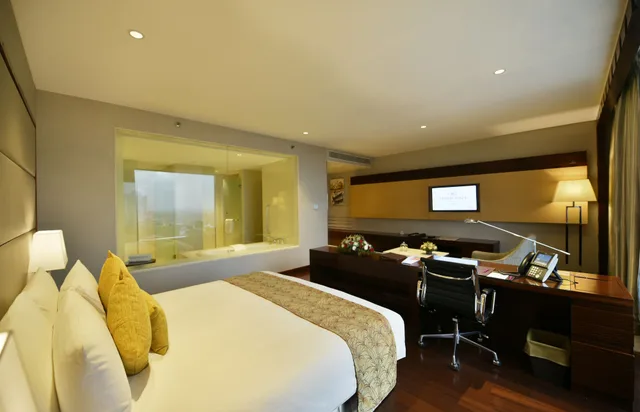 غرفة بريميوم بسرير كينج، CROWNE PLAZA KOCHI 4/8