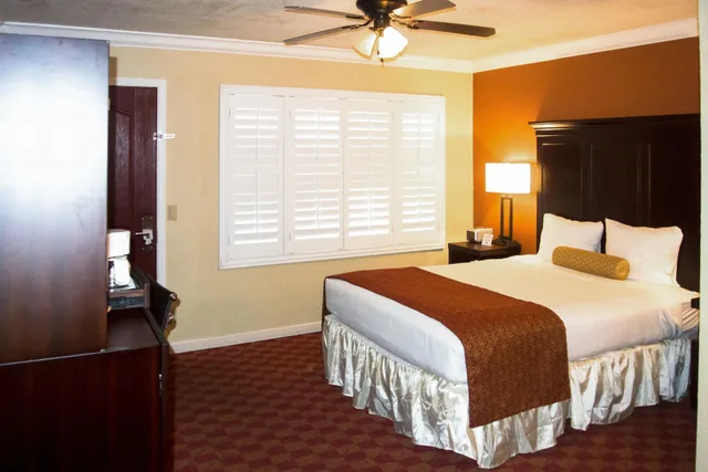 جناح بسرير كوين مع أريكة، Clarion Collection Hotel Pacific Grove - Monterey 2/4