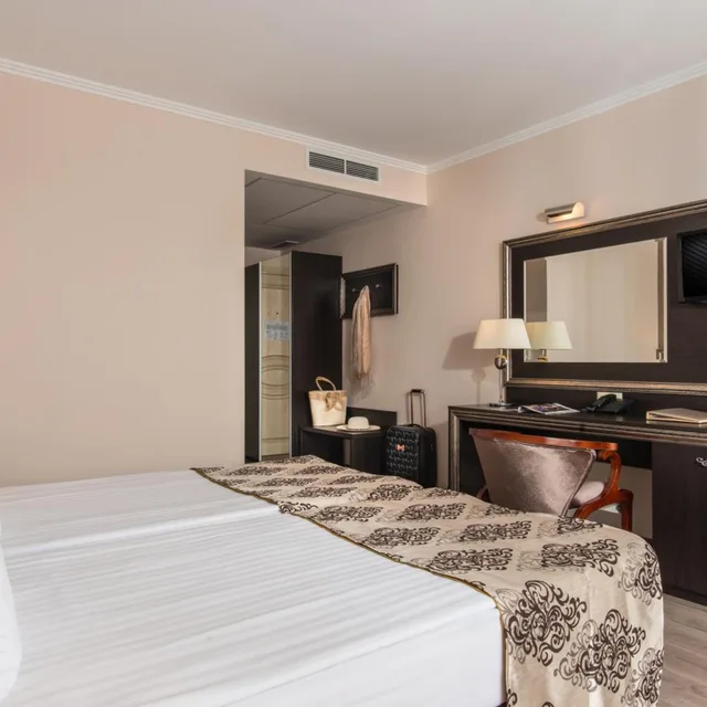 غرفة بسرير مزدوج بإطلالة على المسبح مع سرير إضافي، Hotel & Spa Diamant Residence 4/6