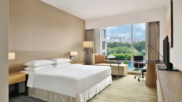 غرفة تنفيذية بسرير كينج بإطلالة على المسبح، Courtyard By Marriott Bengaluru Outer Ring Road 4/7