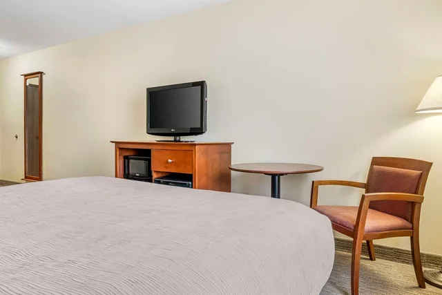 غرفة بسرير كوين، Quality Inn Airport Dieppe 3/4
