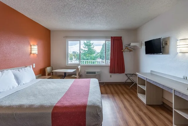 غرفة قياسية بسرير كوين للمدخنين، Motel6 Beaverton, OR 1/7