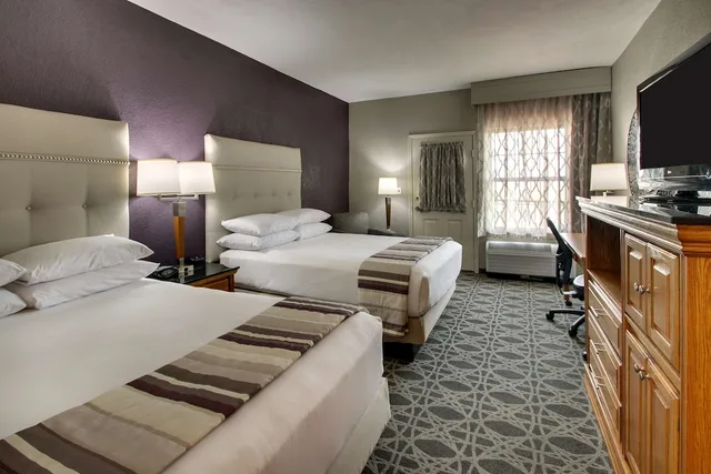 غرفة بسريرين كوين بشرفة في طابق مرتفع، Drury Inn and Suites Albuquerque North 3/7