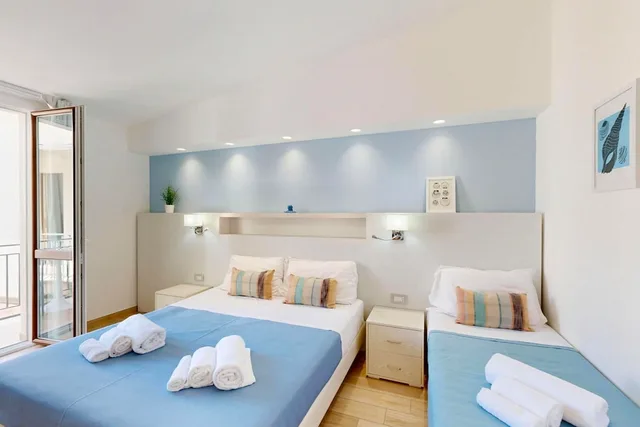 غرفة ديلوكس ثلاثية بسرير كينج وسرير فردي بشرفة، Perla Gaia Hotel 6/10