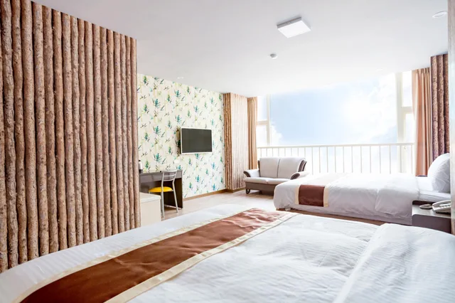 Family, A Ace Hotel 2/2