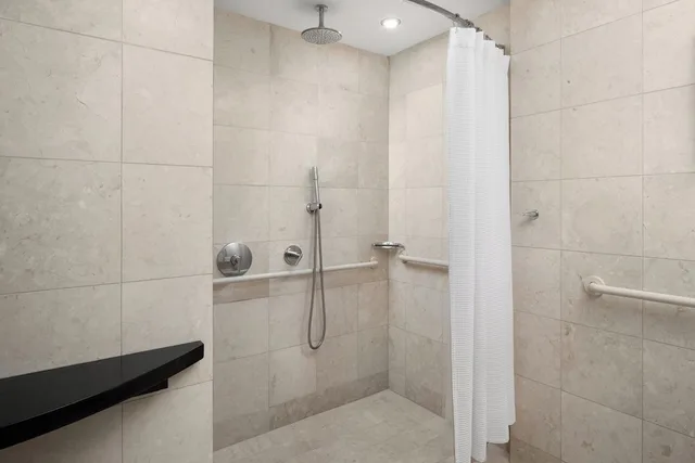 غرفة قياسية بسرير كينج بحوض استحمام لذوي الإعاقة، Millennium Hotel Knickerbocker Chicago 7/8