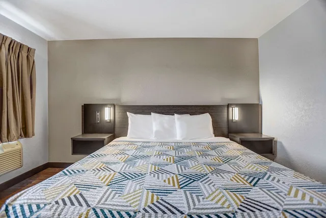 Deluxe, King Bed, Accessible, Motel6 Amarillo, TX - Airport 2/6