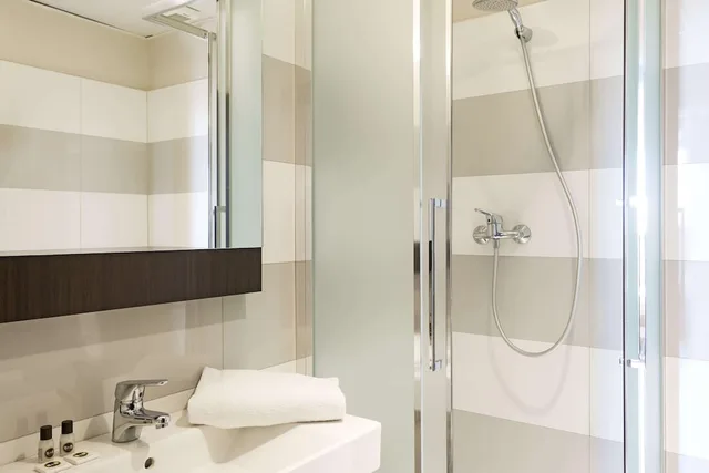 غرفة ثلاثية بسرير كوين وسرير فردي، B&B Hotel Napoli 9/10