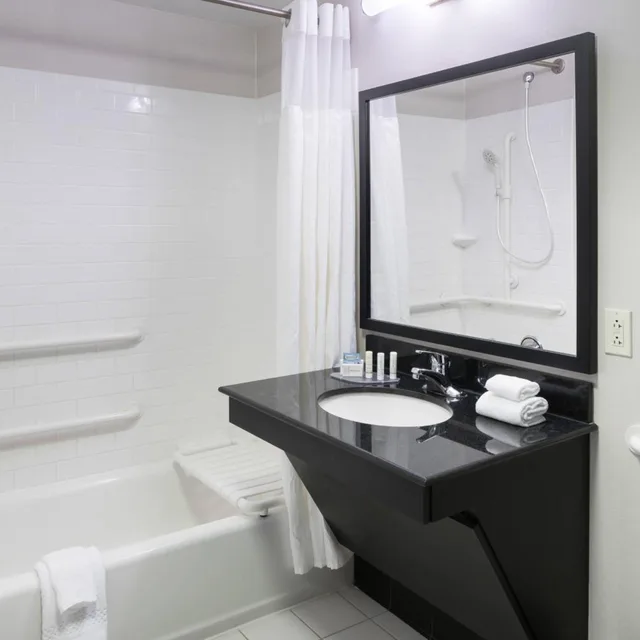 غرفة بسريرين كوين بحوض استحمام لذوي الإعاقة، Fairfield Inn & Suites Kansas City Overland Park 4/4