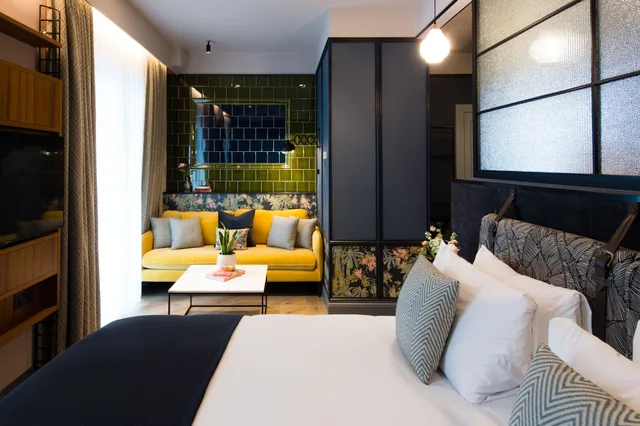 Junior Suite, King Bed, Clayton Hotel City of London 3/4