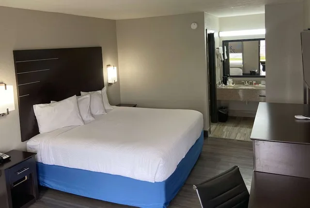 غرفة بسرير كينج، Days Inn by Wyndham Moss Point Pascagoula 2/3
