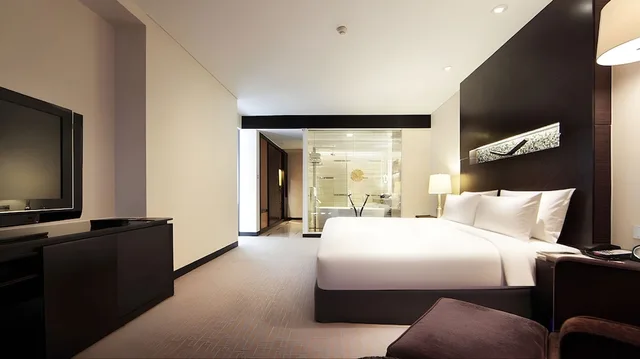 غرفة كلاسيكية بسرير كينج بإطلالة على المدينة مع دخول صالة النادي، INTERCONTINENTAL QINGDAO 5/6