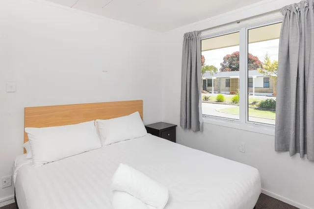 2 Bedrooms, Motel, Suite, Queen and Twin Beds, Kitchenette, Waikanae Beach TOP 10 Holiday Park 1/3
