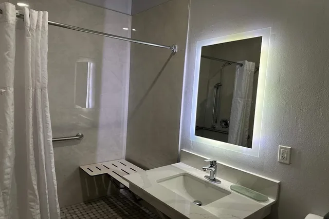 غرفة بسرير كينج لذوي الإعاقة، La Quinta Inn and Suites by Wyndham Alamo - McAllen East 5/6