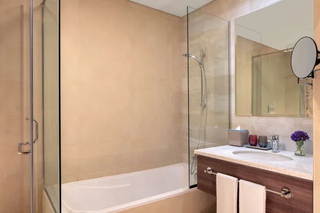 شقة سوبيريور بسرير مزدوج وسريرين منفصلين بإطلالة على البحر بغرفتي نوم، Avani+ Palm View Dubai Hotel & Suites 2/3