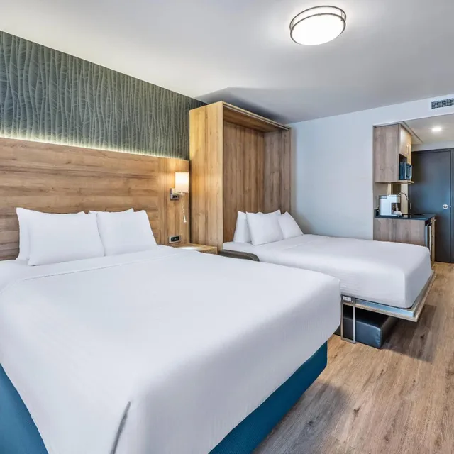Suite, King Bed, Murphy Bed, Queen Bed، Quality Suites Drummondville 2/9