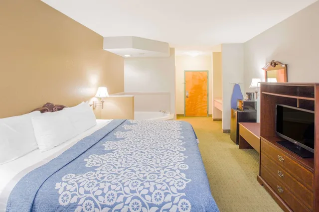 غرفة بسرير كينج، Days Inn by Wyndham Hattiesburg MS 2/5