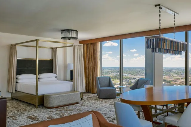 Cosmopolitan, Suite, King Bed, Pool View, Sofa, Corner، MARRIOTT MARQUIS HOUSTON 4/7