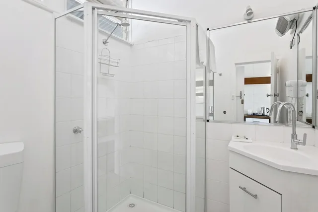 غرفة بسرير كوين وسرير فردي بإطلالة على النهر في الطابق الأرضي، Riverfront Motel & Villas 5/5