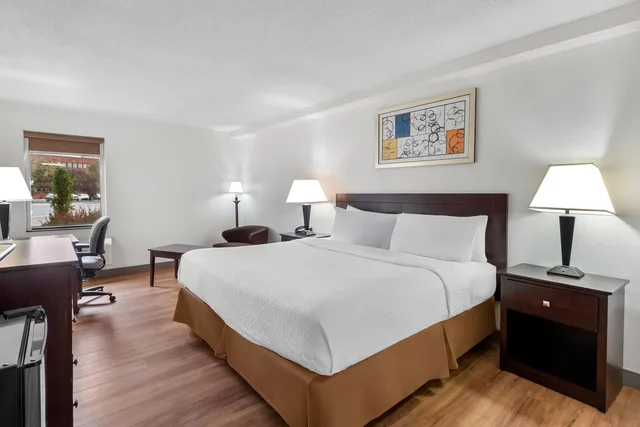 غرفة بسرير كينج للمدخنين، Travelodge By Wyndham Winchester 2/3