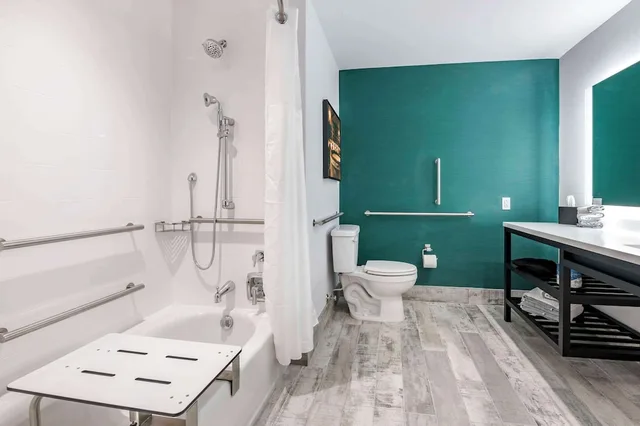 غرفة بسريرين كوين لذوي الإعاقة، Cambria Hotels Louisville Downtown- Whiskey Row 8/10