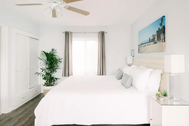 غرفة بسرير كينج بإطلالة على البحر، Bayside Hotel 1/4