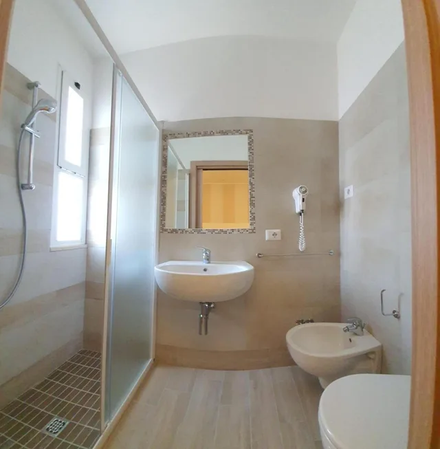 غرفة ثلاثية، Hotel Arno 3/5