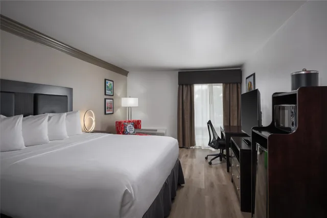 غرفة بسرير كينج، Aiden Austin City Hotel 2/3