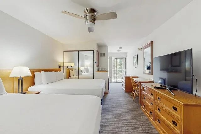 غرفة ديلوكس بسريرين كوين بإطلالة على الجبل بشرفة، Aspen Mountain Lodge 1/1