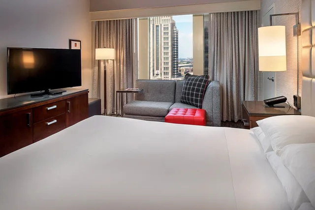 غرفة تنفيذية بسرير كينج مع دخول صالة النادي، Hilton St. Louis at the Ballpark 5/10