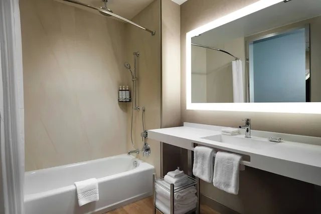 غرفة بسريرين كوين، AC Hotel by Marriott Jackson Ridgeland 3/3