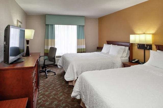 غرفة قياسية بسريرين كوين، Hampton Inn & Suites By Hilton Toronto Airport 1/3