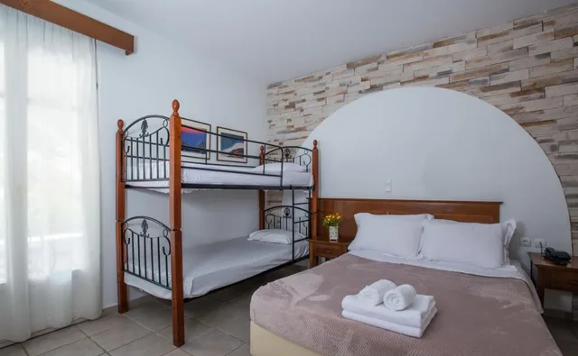 غرفة قياسية رباعية، Naxos Palace 1/5