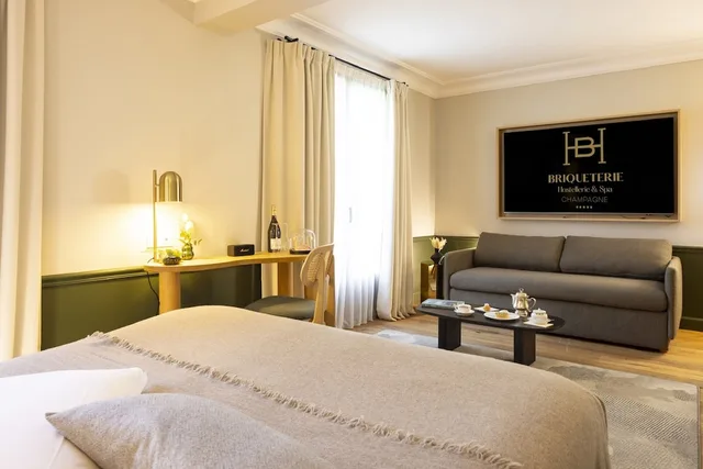 غرفة ديلوكس بسرير كينج وسرير فردي بشرفة، Hostellerie La Briqueterie 3/5