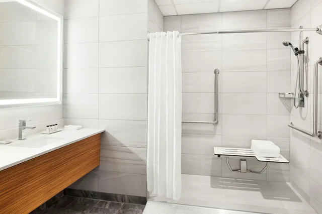 غرفة بسرير كينج، Delta Hotels by Marriott Grande Prairie Airport 3/3