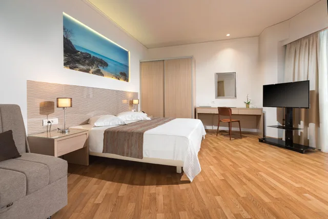 Studio, Twin Beds, Alexandra Hotel 2/4
