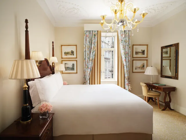 جناح جونيور ديلوكس بسرير كينج، The Savoy Hotel 3/3