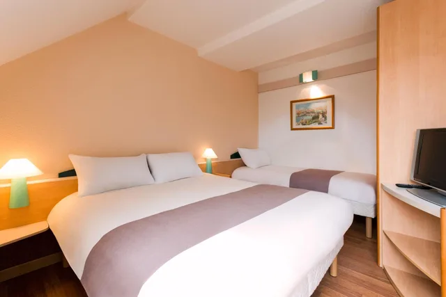 غرفة بسرير مزدوج مع سرير إضافي، ibis Namur Centre 2/9