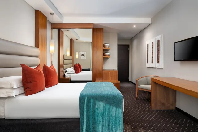 غرفة قياسية بسرير كوين، Premier Hotel Or Tambo 2/4