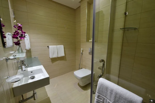 غرفة كلاسيكية بسريرين منفصلين للمدخنين، Ramada Encore By Wyndham Kuwait Downtown 5/5