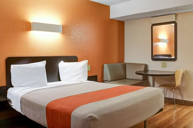 1 King Bed - Mobility Accessible Tub, Nsmk, Motel6 Bishop, CA 5/10